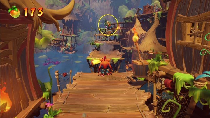 Natkniesz się na przeciwników rzucających w Ciebie rzeczami - Crash 4: Niegrzeczna pobudka solucja, opis przejścia - Crash Bandicoot 4 - poradnik, solucja