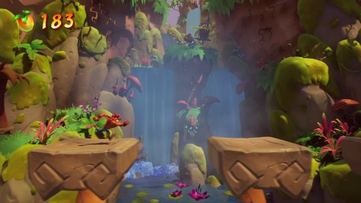 Niby stabilne kamienne platformy, na których wylądujesz, są bardzo niebezpieczne - Crash 4: Niegrzeczna pobudka solucja, opis przejścia - Crash Bandicoot 4 - poradnik, solucja