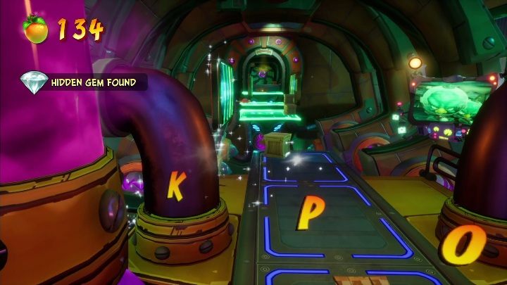 Ukryty diament znajdziesz za wielką rurą, znajdującą się po lewej stronie ekranu - Crash 4: Gotowy do startu - solucja, opis przejścia - Crash Bandicoot 4 - poradnik, solucja