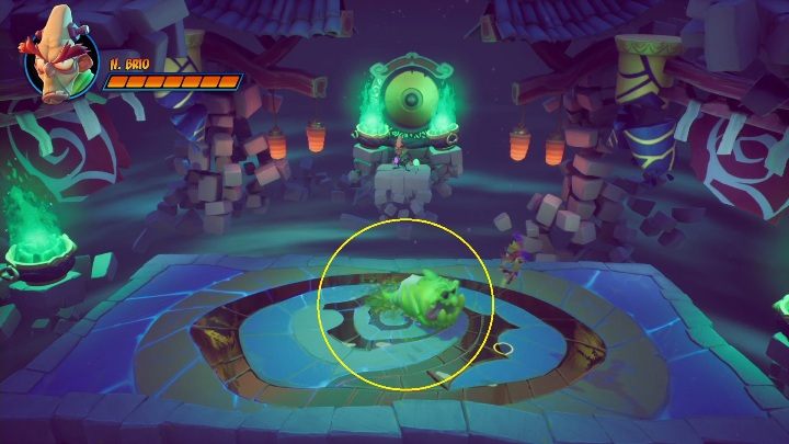 Gdy na mapie pojawi się przeciwnik po prostu do niego podbiegnij i uderz tak, aby poleciał prosto w bossa - Crash 4: N. Brio - boss, jak pokonać - Crash Bandicoot 4 - poradnik, solucja