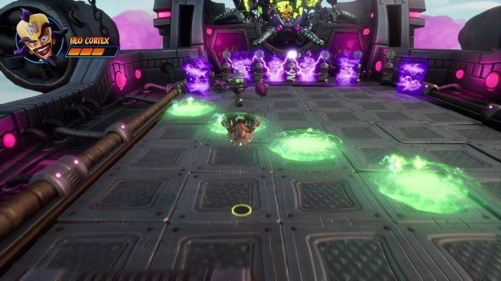 Po serii fal pojawi się przeciwnik, który znowu będzie kręcił się w kółko - Crash 4: Neo Cortex - boss, jak pokonać - Crash Bandicoot 4 - poradnik, solucja