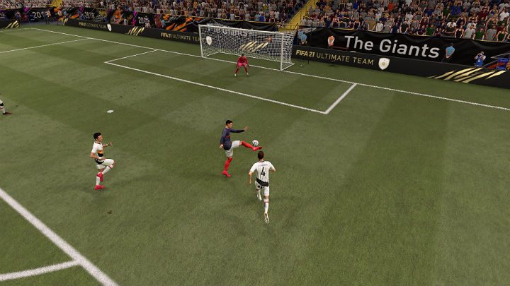 Jeśli chcesz możesz także samemu stworzyć sobie dogodną sytuację do oddania strzału z woleja - FIFA 21: Strzały na bramkę - FIFA 21 - poradnik do gry