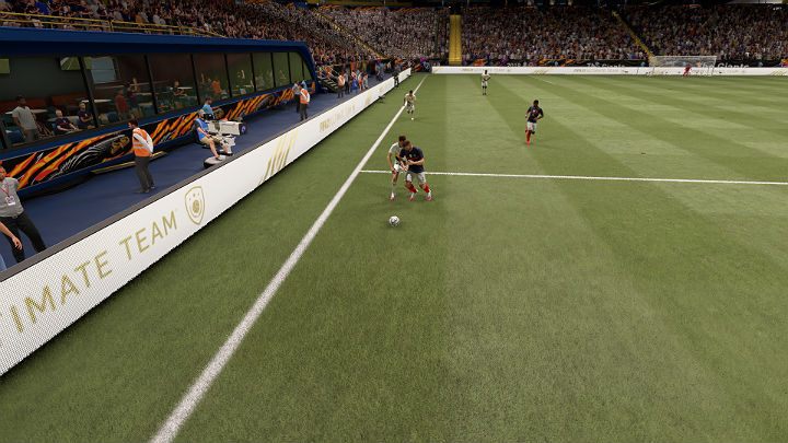 Pressing kolegi z drużyny to jeden ze sposób na skuteczne przerwanie akcji przeciwnika - FIFA 21: Defensywa - techniki zaawansowane - FIFA 21 - poradnik do gry