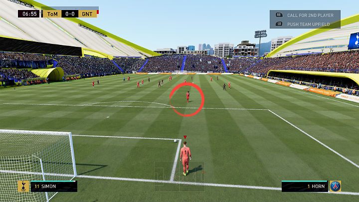 W niektórych sytuacjach będziesz zmuszony do wyjścia bramkarzem z linii bramkowej w celu utrudnienia atakującemu zawodnikowi oddania poprawnego strzału - FIFA 21: Gra bramkarzem - FIFA 21 - poradnik do gry