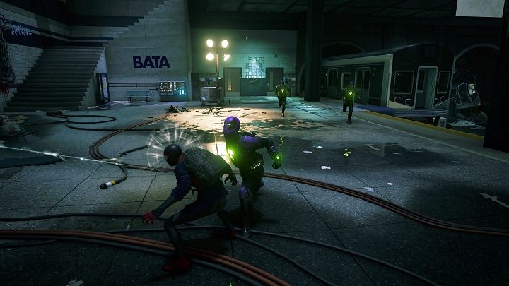 Na trzecim etapie walki Prowler co jakiś czas będzie wypuszczał hologramy - Spider-Man Miles Morales: Więzi rodzinne - solucja, opis przejścia - Spider-Man Miles Morales - poradnik, solucja