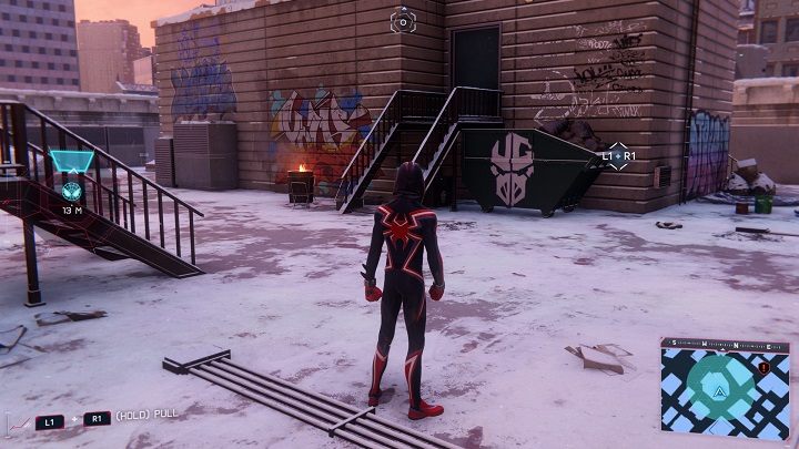1) W centrum dzielnicy finansowej skrytka znajduje się na dachu budynku, pod schodami - Spider-Man Miles Morales: Skrytki Undergroundu - wszystkie lokacje, lista - Spider-Man Miles Morales - poradnik, solucja
