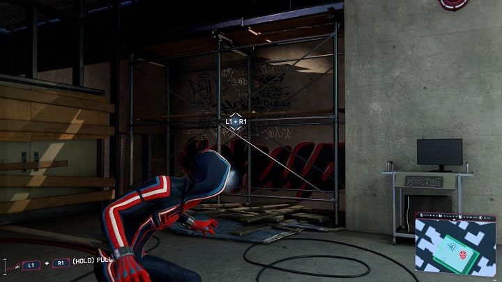 Drzwi nie da się rozwalić przy pomocy jadowitego ciosu, pozbądź się więc metalowej konstrukcji znajdującej się obok (L1+R1) - Spider-Man Miles Morales: Kryjówki Undergroundu - wszystkie lokacje, lista - Spider-Man Miles Morales - poradnik, solucja