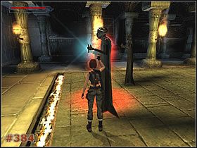 Gdy tylko po krótkim przerywniku rozpoczniesz grę, czym prędzej wybierz z ekwipunku strzelbę i ciągle skacząc atakuj ducha [#383] - [Misja 20] Hall of Seasons - użycie kryształów, podziemna machina i czerwony duch (cz.2) - Tomb Raider: The Angel of Darkness - poradnik do gry