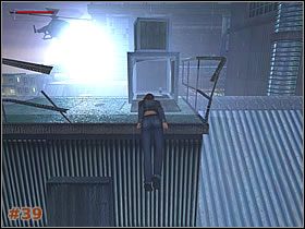 Musisz teraz zejść po dachu niżej, na kładkę pomiędzy budynkami - [Misja 03] Industrial Roof Tops | Tomb Raider The Angel of Darkness - Tomb Raider: The Angel of Darkness - poradnik do gry