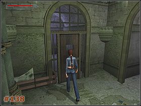 Zejdź po zniszczonej ścianie w dół, do niszy z lewej - [Misja 07] Parisian Ghetto - Kanały, Kościół i dobicie targu (cz.1) - Tomb Raider: The Angel of Darkness - poradnik do gry