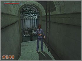 Na balkoniku znajdziesz Dużą Apteczkę oraz 80 Euro [#139] - [Misja 07] Parisian Ghetto - Kanały, Kościół i dobicie targu (cz.1) - Tomb Raider: The Angel of Darkness - poradnik do gry