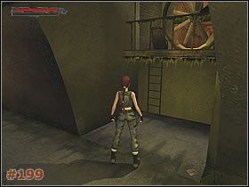 Z rurki przejdź na balkonik okalający salę, po czym przejdź do jego końca, gdzie znajdziesz przełącznik [#198] - [Misja 11] Louvre Strom Drains (cz.1) | Tomb Raider The Angel of Darkness - Tomb Raider: The Angel of Darkness - poradnik do gry