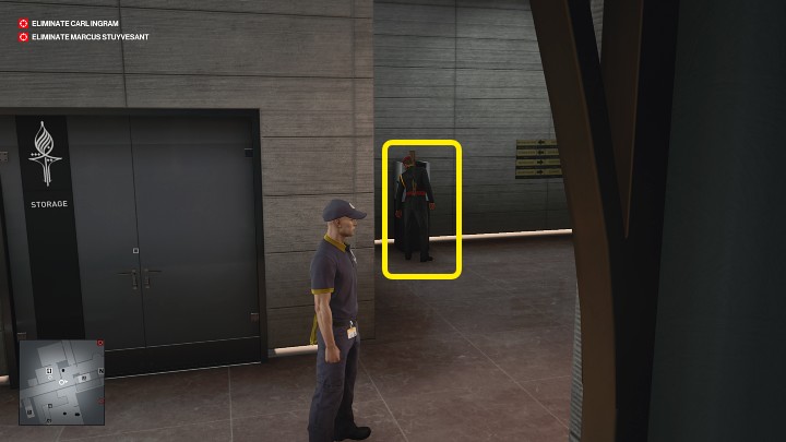 Jeden z ochroniarzy patroluje korytarz przy serwerowni - po wyłączeniu kamer monitorujących staje się łatwym celem - Hitman 3: Najlepsze przebrania, Dubaj (Burj Al-Ghazali) - Hitman 3 - poradnik, solucja