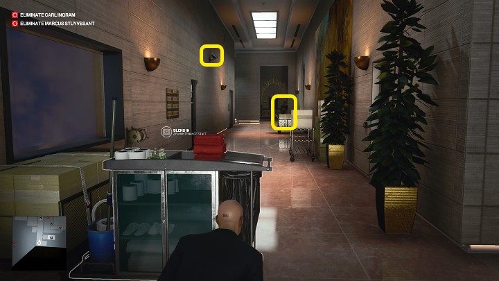 Korytarz strzeżony jest przez jednego strażnika i kamerę, którą zamocowano na ścianie po lewej stronie - Hitman 3: Najlepsze przebrania, Dubaj (Burj Al-Ghazali) - Hitman 3 - poradnik, solucja