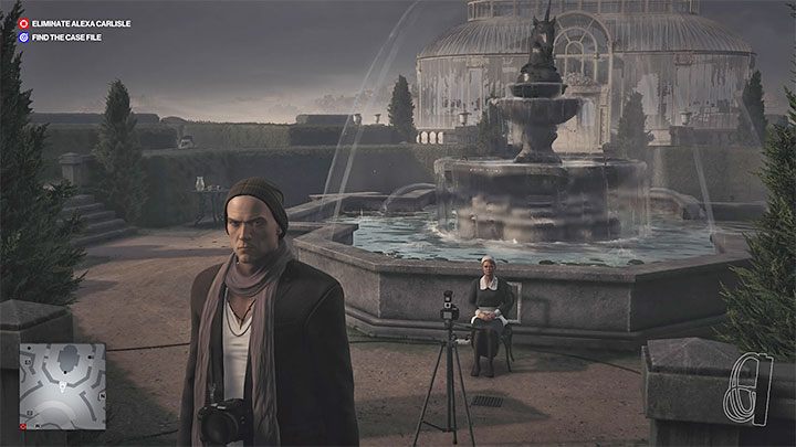 Warto w pierwszej kolejności wyeliminować pracownika służby stojącego za plecami fotografa - jego ciało schowaj w krzakach i zadbaj o to żeby jakieś kończyny nie wystawały poza krzaki - Hitman 3: Dartmoor - Najlepsze przebrania - Hitman 3 - poradnik, solucja