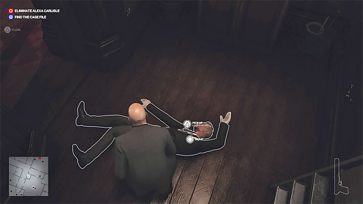 Lokaj podróżuje po różnych pomieszczeniach na parterze posiadłości - Hitman 3: Zdobycie akt Arthura Edwardsa/Case File - Dartmoor, solucja - Hitman 3 - poradnik, solucja