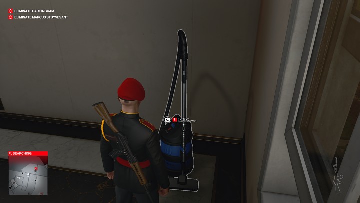 Podejdź do odkurzacza i włącz go - najlepiej od razu się oddalić, bo czynność ta zaalarmuje wszystkich strażników i obsługę - Hitman 3: Carl Ingram - jak zabić? Dubaj, solucja - Hitman 3 - poradnik, solucja