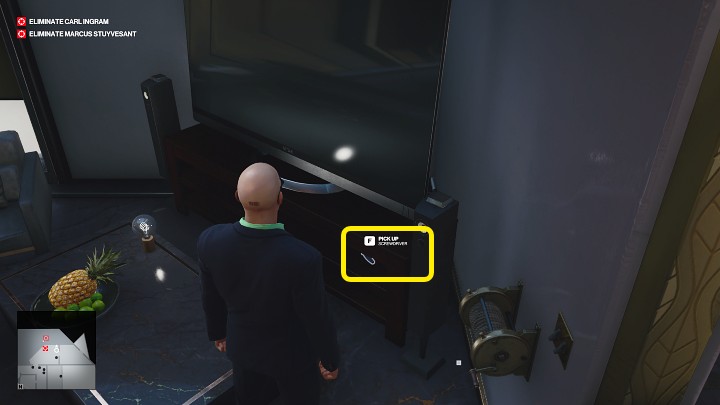 Podejdź do telewizora i weź śrubokręt, który leży na szafce RTV - Hitman 3: Carl Ingram - jak zabić? Dubaj, solucja - Hitman 3 - poradnik, solucja