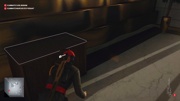 Gdy tylko nie będzie zwracał na Ciebie uwagi, podkradnij się do kontenera po lewej stronie i schowaj się w środku - Hitman 3: Marcus Stuyvesant - jak zabić? Dubaj, solucja, opis przejścia - Hitman 3 - poradnik, solucja