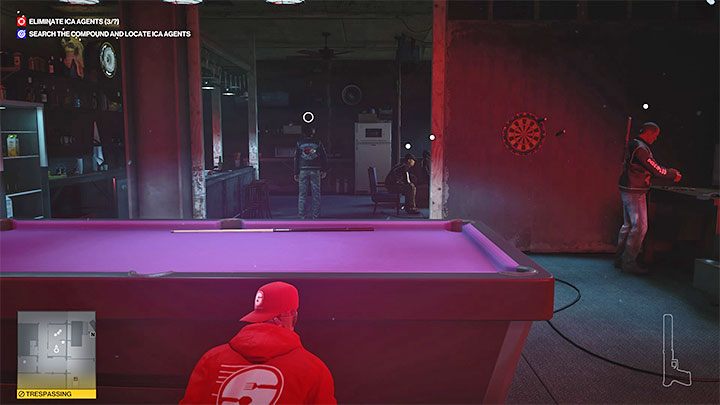 Agent Lowenthal przebywa na parterze budynku motocyklistów zlokalizowanego w północnej części mapy - Hitman 3: Agent Lowenthal - jak zabić? (The Englishman) - Berlin, solucja - Hitman 3 - poradnik, solucja