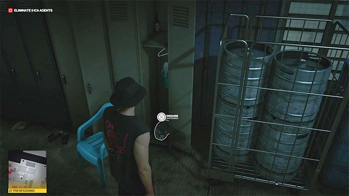 Na mapie możesz znaleźć nieużywany strój barmana - Hitman 3: Berlin - Najlepsze przebrania - Hitman 3 - poradnik, solucja