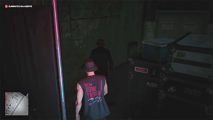 Musisz wyruszyć za dilerem w ustronne miejsce, które znajduje się pod schodami prowadzącymi na poziom -1 - Hitman 3: Berlin - Najlepsze przebrania - Hitman 3 - poradnik, solucja