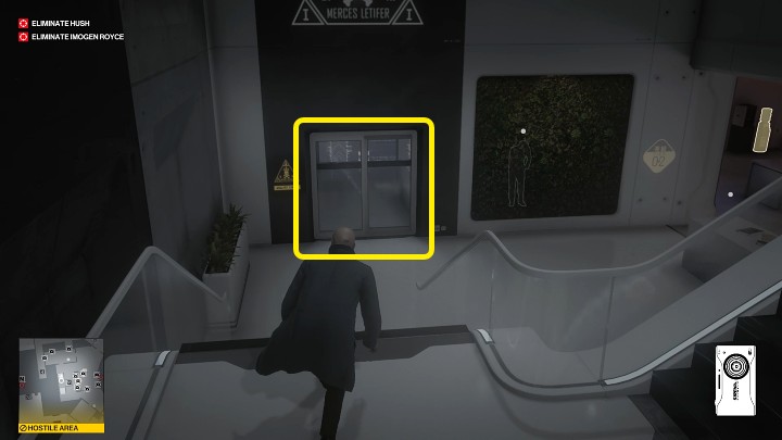Zejdź schodami na niższe piętro i przejdź przez podwójne drzwi - Hitman 3: Imogen Royce - jak zabić? Chongqing, Chiny, solucja - Hitman 3 - poradnik, solucja