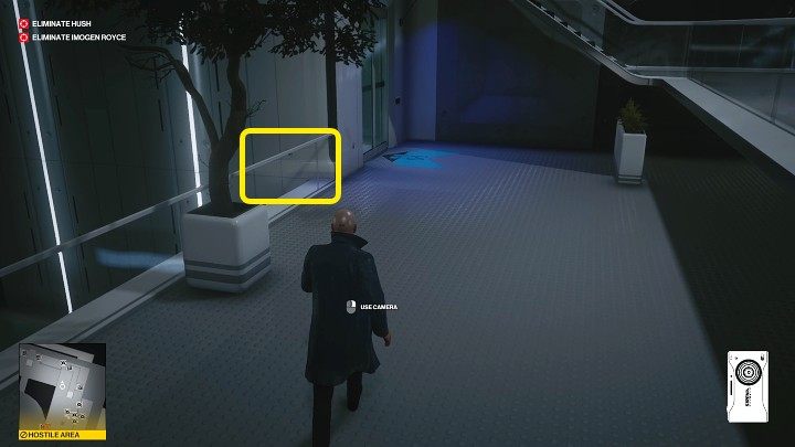 Po wejściu na teren placówki zejdź schodami na dół, skręć w prawo i przeskocz przez mniej więcej w miejscu oznaczonym na powyższym obrazku - Hitman 3: Imogen Royce - jak zabić? Chongqing, Chiny, solucja - Hitman 3 - poradnik, solucja
