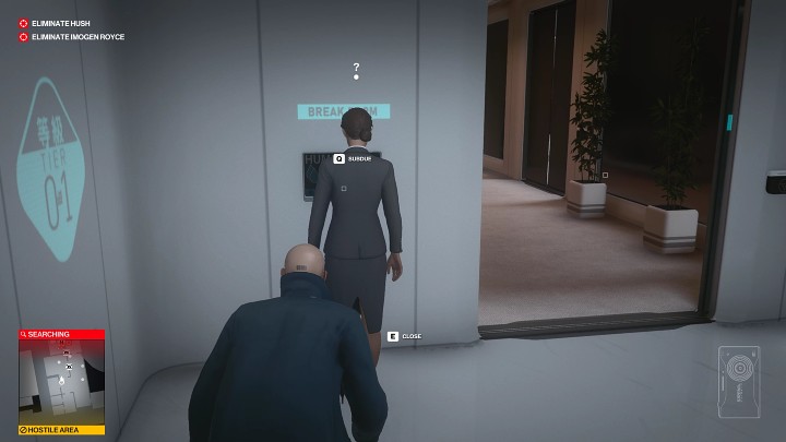 Po chwili na korytarz wyjdzie kobieta - zajdź ją od tyłu, obezwładnij, a ciało schowaj do szafy w pomieszczeniu z którego wyszedłeś - Hitman 3: Imogen Royce - jak zabić? Chongqing, Chiny, solucja - Hitman 3 - poradnik, solucja