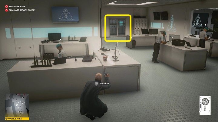 Schowaj się za biurkiem jednego ze strażników - Hitman 3: Chongqing - Najlepsze przebrania - Hitman 3 - poradnik, solucja