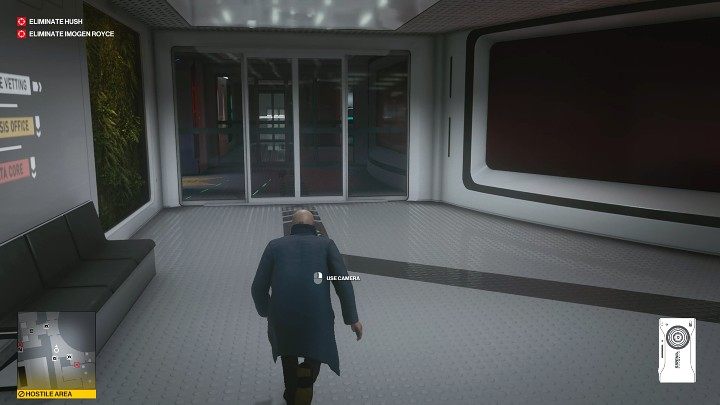Przejdź przez korytarz - uwaga na kamerę po lewej stronie - Hitman 3: Chongqing - Najlepsze przebrania - Hitman 3 - poradnik, solucja