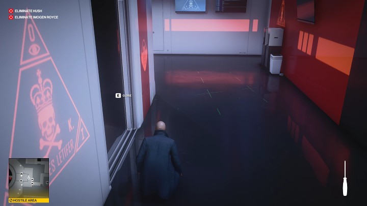 Po prawej stronie zainstalowano jedną kamerę - Hitman 3: Chongqing - Najlepsze przebrania - Hitman 3 - poradnik, solucja