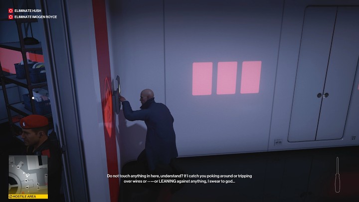 Poczekaj, aż strażnik podejdzie do przejścia, a następnie użyj terminala, by odwrócić jego uwagę - Hitman 3: Chongqing - Najlepsze przebrania - Hitman 3 - poradnik, solucja
