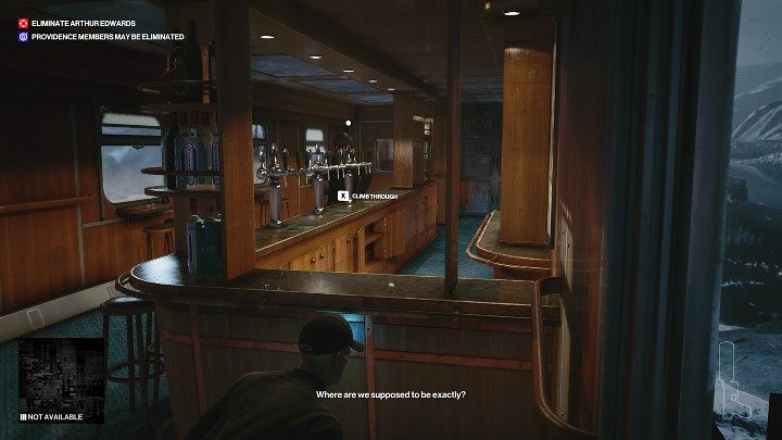 Przeskocz przez ladę barową, a następnie przejdź za plecami strażników do okna po prawej stronie i ponownie wyjdź na zewnątrz - Hitman 3: Arthur Edwards - jak zabić? Carpathian Mountains, solucja - Hitman 3 - poradnik, solucja