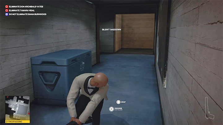 Po tym jak pojawi się tu strażnik zaskocz go od tyłu, ogłusz go i schowaj jego ciało w sąsiednim niebieskim pojemniku - Hitman 3: Monitoring, Mendoza - gdzie sabotować? - Hitman 3 - poradnik, solucja