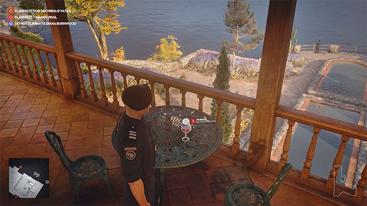 Yatesa możesz otruć używając trucizny na kieliszku wina znajdującym się na północnym balkoniku na piętrze willi - Hitman 3: Don Archibald Yates - jak zabić? Mendoza, solucja, opis przejścia - Hitman 3 - poradnik, solucja