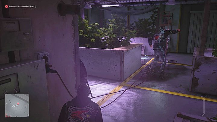 Zaczekaj aż Rhodes pojawi się w tym pomieszczeniu i użyj dowolnego obiektu do rzucania żeby podszedł do sabotowanej listwy - Hitman 3: Agent Rhodes - jak zabić? (The Veteran) - Berlin, solucja - Hitman 3 - poradnik, solucja