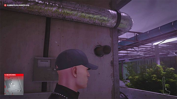 Agent Rhodes musi zatrzymać się przy widocznym na obrazku otworze rury biegnącej od strony maszyny - Hitman 3: Agent Rhodes - jak zabić? (The Veteran) - Berlin, solucja - Hitman 3 - poradnik, solucja