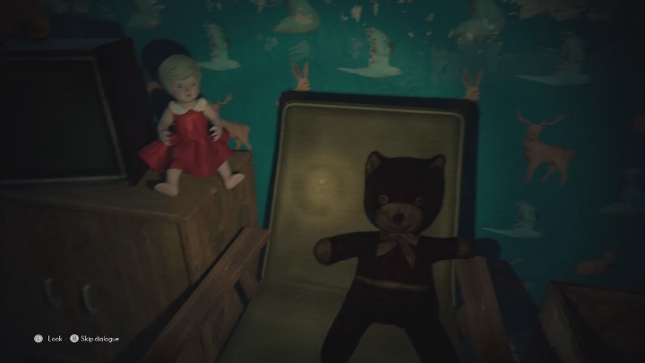 W pokoju dziewczynki możesz zbadać sukienki oraz zabawki, wszystko co potwierdzi jej życie w tym bunkrze - The Medium: Mieszkanie Thomasa - solucja, opis przejścia - The Medium - poradnik do gry