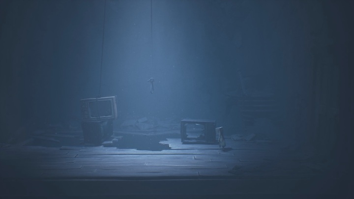 Wskocz na zniszczony telewizor znajdujący się po prawej stronie - Little Nightmares 2: Droga do domu dziecka - solucja, opis przejścia - Little Nightmares 2 - poradnik do gry