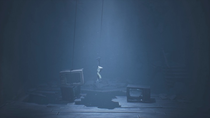 Z telewizora doskocz do pętli i mocno się jej chwyć - Little Nightmares 2: Droga do domu dziecka - solucja, opis przejścia - Little Nightmares 2 - poradnik do gry