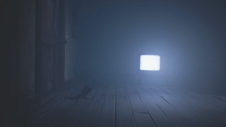 Zaraz po przeciśnięciu się przez drzwi zobaczysz jasno świecący telewizor - Little Nightmares 2: Droga do domu dziecka - solucja, opis przejścia - Little Nightmares 2 - poradnik do gry