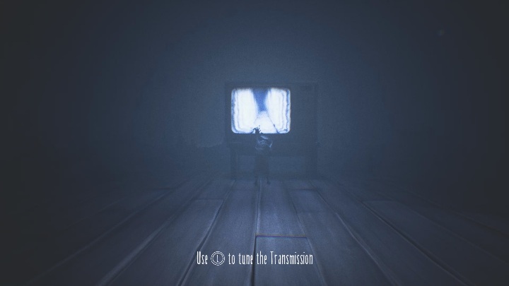 Przyłóż dłoń do telewizora i ustaw transmisję tak, aby obraz był jak najbardziej wyraźny - Little Nightmares 2: Droga do domu dziecka - solucja, opis przejścia - Little Nightmares 2 - poradnik do gry