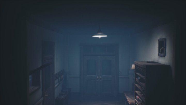 Po wyjściu z sali trafisz do małego pomieszczenia - Little Nightmares 2: Ucieczka ze szkoły - solucja, opis przejścia - Little Nightmares 2 - poradnik do gry