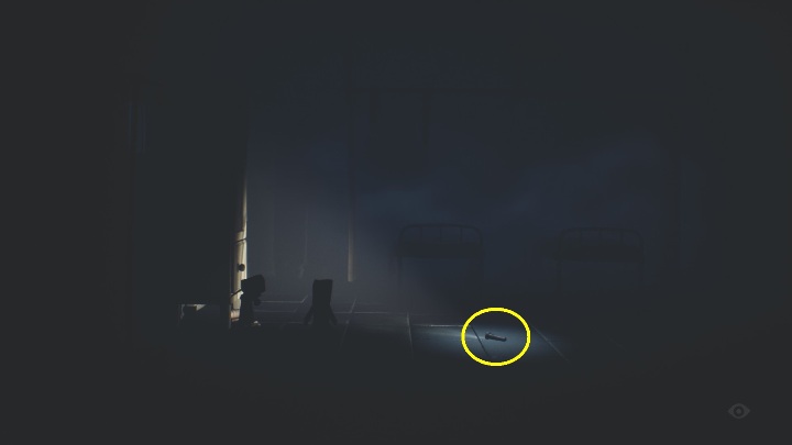W kolejnym pomieszczeniu znajdziesz lampkę, która będzie Twoją bronią do końca tego rozdziału - Little Nightmares 2: Pierwsze piętro - solucja, opis przejścia - Little Nightmares 2 - poradnik do gry