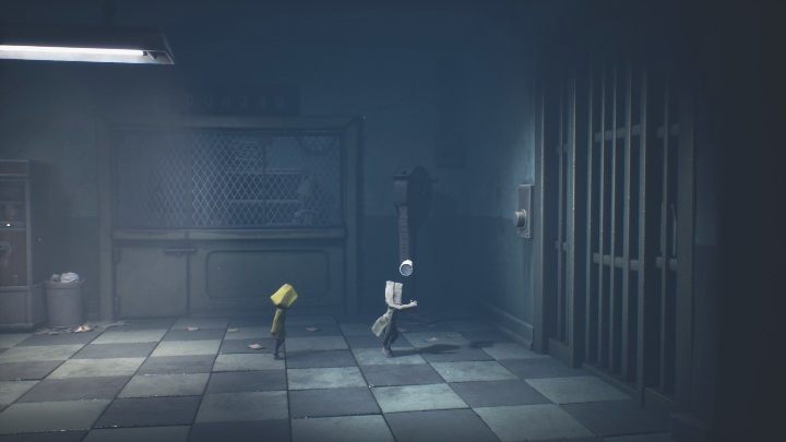 Puszką rzuć w przycisk otwierający przejście dalej - Little Nightmares 2: Pierwsze piętro - solucja, opis przejścia - Little Nightmares 2 - poradnik do gry