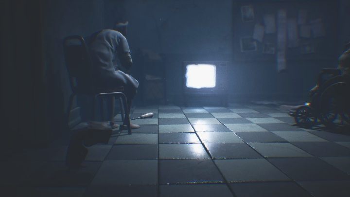 Idąc dalej, ponownie natrafisz na telewizor - Little Nightmares 2: Pierwsze piętro - solucja, opis przejścia - Little Nightmares 2 - poradnik do gry