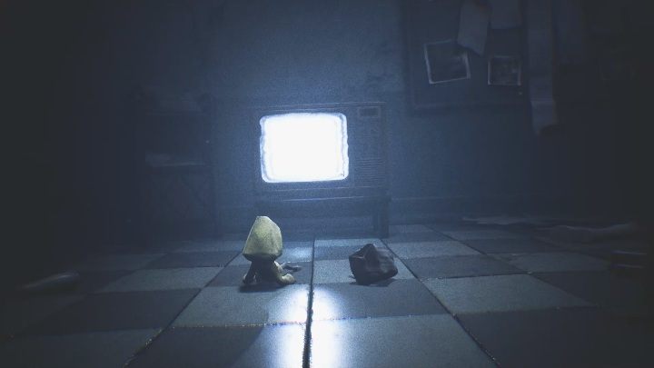 Gdy wystarczająco się do nich zbliżysz wypadniesz z transmisji i pojawisz się z Six przed telewizorem - Little Nightmares 2: Pierwsze piętro - solucja, opis przejścia - Little Nightmares 2 - poradnik do gry