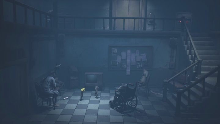 Aby dostać się do kolejnego pomieszczenia (na prawo od schodów) potrzebujesz klucza - Little Nightmares 2: Pierwsze piętro - solucja, opis przejścia - Little Nightmares 2 - poradnik do gry