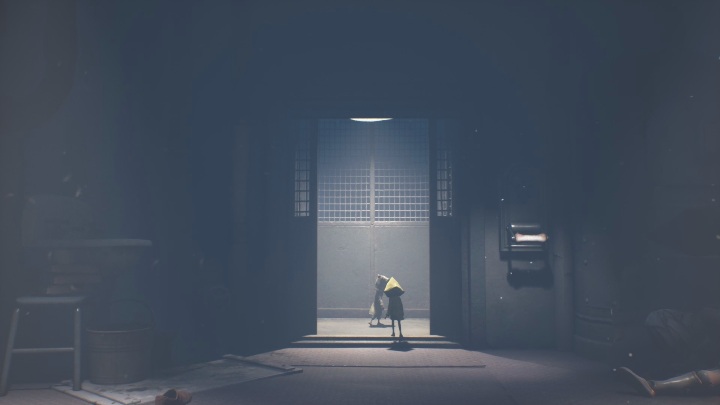 Ten rozdział rozpoczniesz od krótkiej przejażdżki windą, wydarzy się to zaraz po spaleniu przeciwnika w piecu - Little Nightmares 2: Przejście przez miasto - solucja, opis przejścia - Little Nightmares 2 - poradnik do gry